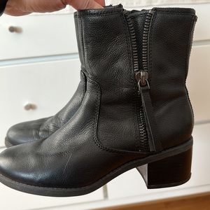 Black soft leather boots Clark in 6.5